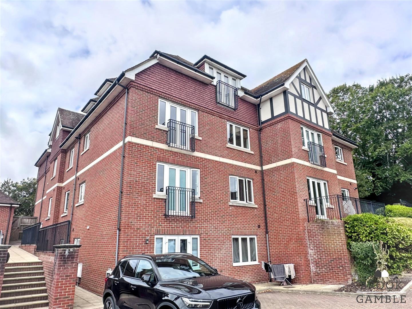 2 Bedroom Flat. Carew Road in Eastbourne,  12